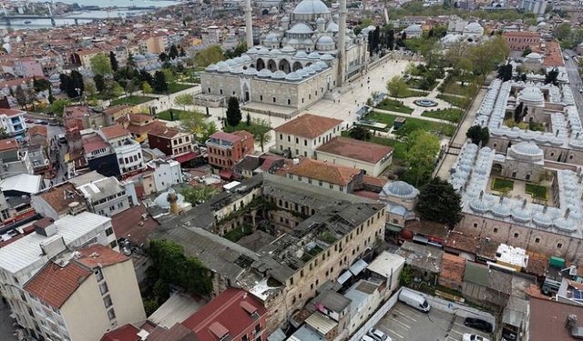 Avlusunda Tasavvuf Ve Sanat Konuşulan Han