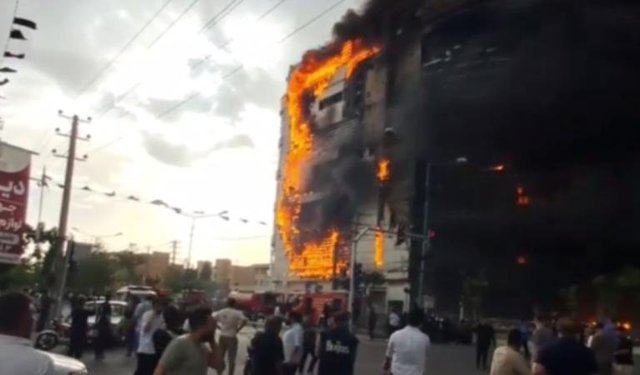 Tahran'da alışveriş merkezinde yangın