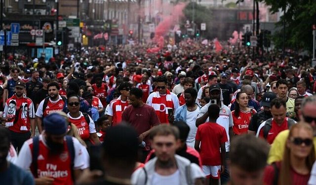 Arsenal şampiyonluğu taraftarlarıyla kutladı