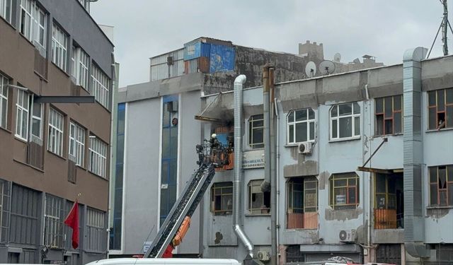Bayrampaşa'da iş hanında çıkan yangında hasar oluştu