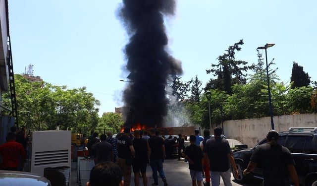 İsrail, Lübnan'ın güneyine dönmeye başlayan aileleri tehdit edip bazı evleri yaktı