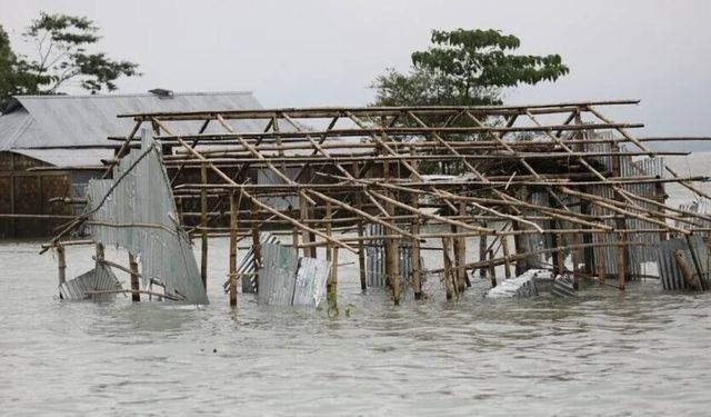 Bangladeş'te sel ve heyelanlarda 44 kişi hayatını kaybetti