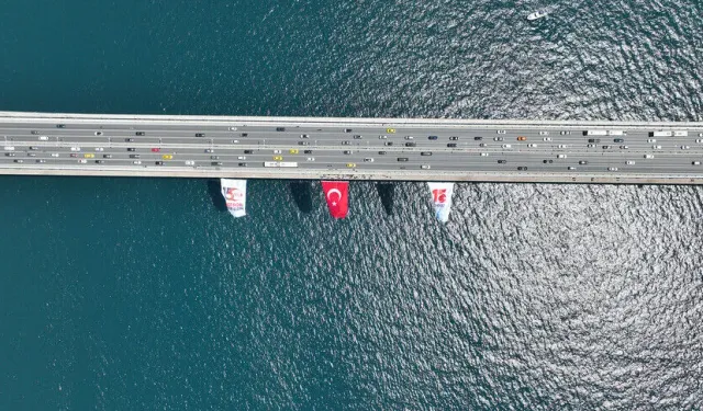 İstanbul Boğazı'ndaki köprülere 15 Temmuz dolayısıyla Türk bayrağı asıldı