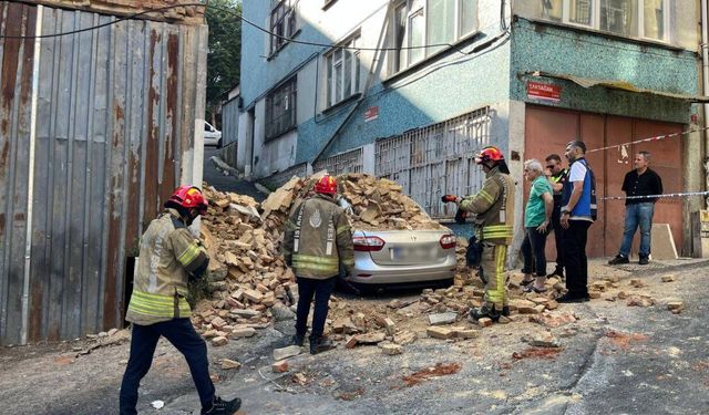 Beyoğlu'nda 2 katlı metruk bina çöktü