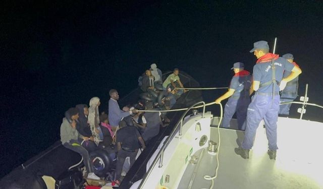 İzmir açıklarında 32 düzensiz göçmen yakalandı