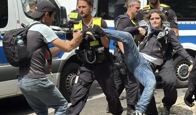 İsrail mühimmatı protestosuna polis baskısı