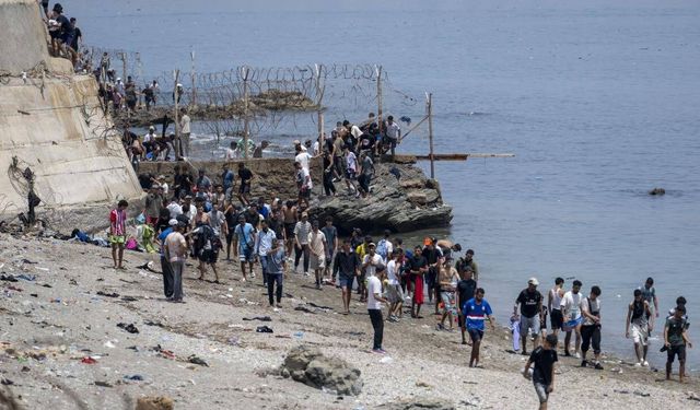 İspanya 500 metre uzunluğunda bariyer kurdu