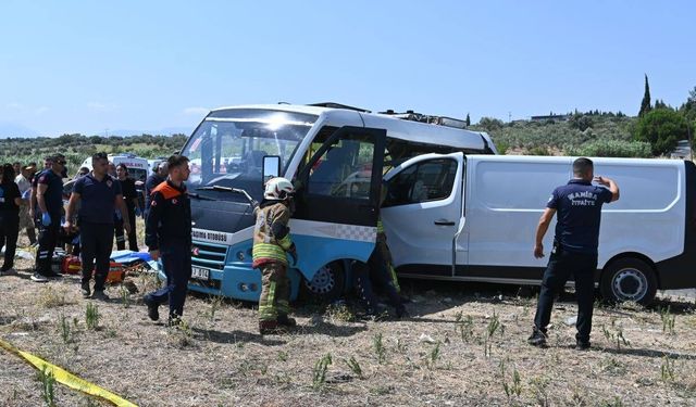 Manisa'da midibüsle panelvan çarpıştı: 1 ölü, 10 yaralı