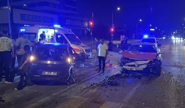 Bursa'da iki otomobilin çarpıştığı kazada 7 kişi yaralandı