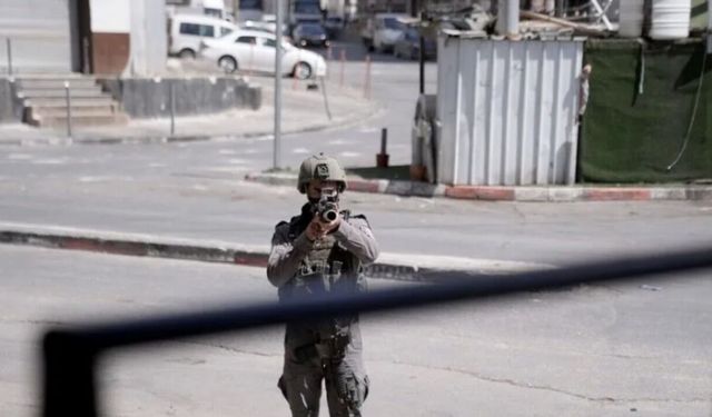 Katil İsrail, Suriye'nin güneyindeki bir köye baskın düzenledi