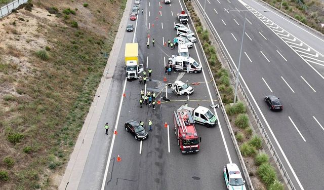 Kuzey Marmara Otoyolu'nda kamyon ile otomobil çarpıştı: 2 ölü, 5 yaralı