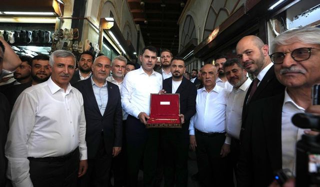 Kapalıçarşı esnafı çarşının sembolik anahtarını Murat Kurum'a hediye etti