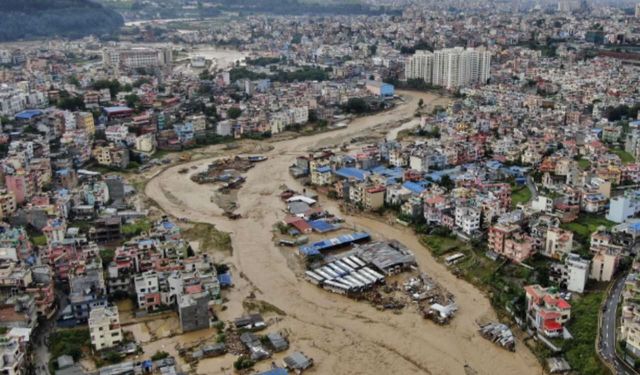 Nepal'i sel vurdu: 7 kişi hayatını kaybetti