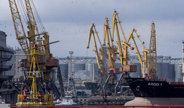 Rusya: Ukrayna'nın ordu için kullandığı Odessa ve İzmail limanlarını vurduk