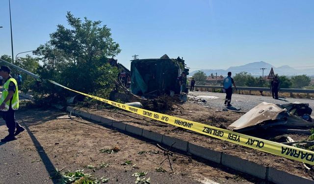 Kayseri'de devrilen yolcu otobüsündeki 20 kişi yaralandı
