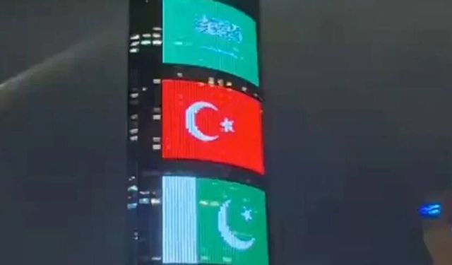 Suudi Arabistan'daki simge yapılar Türkiye, Suudi Arabistan ve Pakistan bayraklarıyla ışıklandırıldı