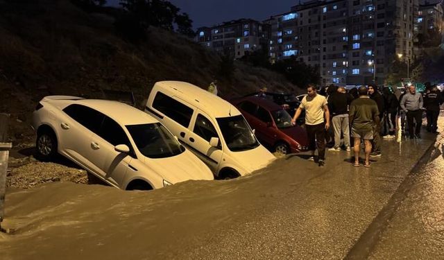 Keçiören'de sağanak sonrası yol çöktü