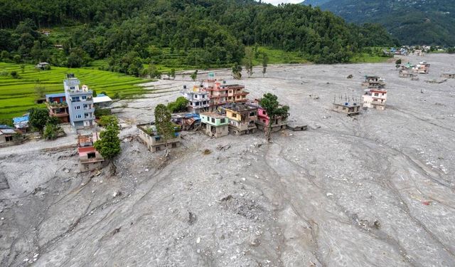 Nepal'deki selin ardından tünelde 9 gün mahsur kalan 2 işçi kurtarıldı