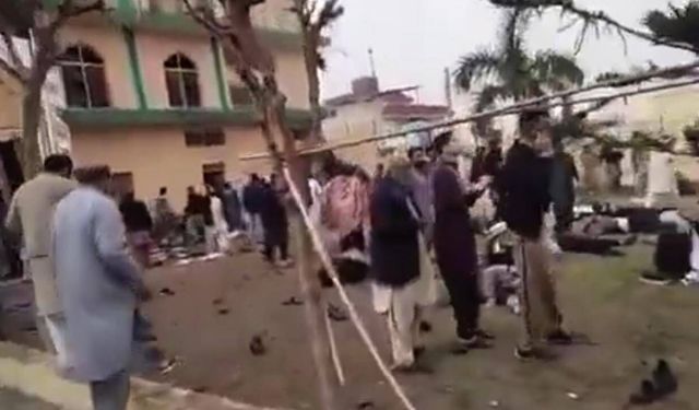 Pakistan'da cami yakınındaki patlamalarda can kaybı 23'e yükseldi