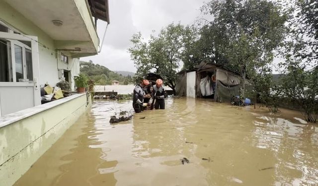 Sakarya'da sel felaketi! 4 kişi kurtarıldı