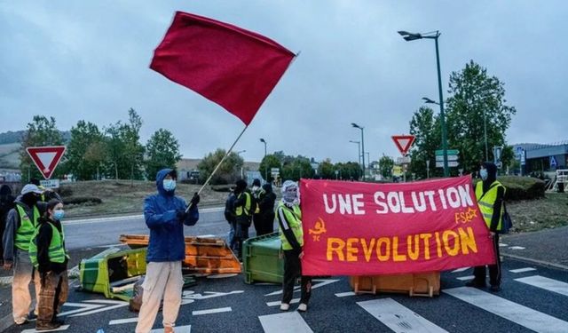 Fransa yine karıştı: Liseliler ve çiftçiler de sokakta