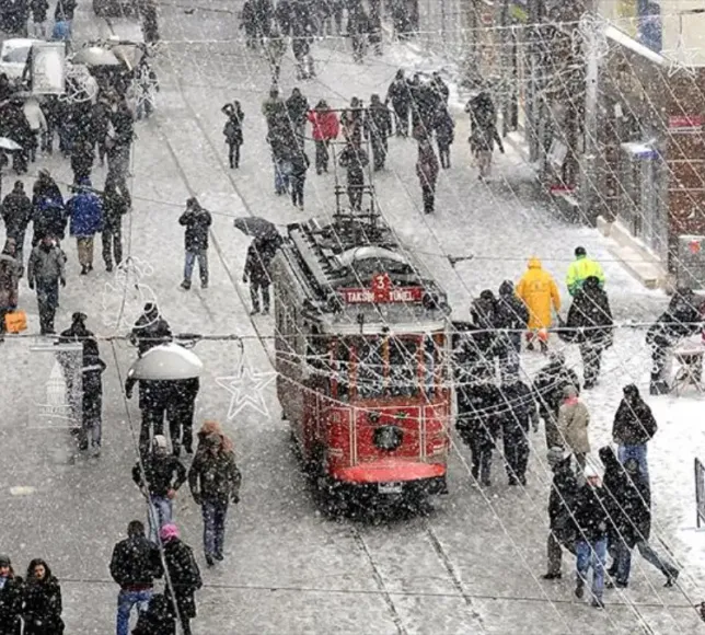İstanbul'da yılın ilk gününde kar yağışı sürüyor