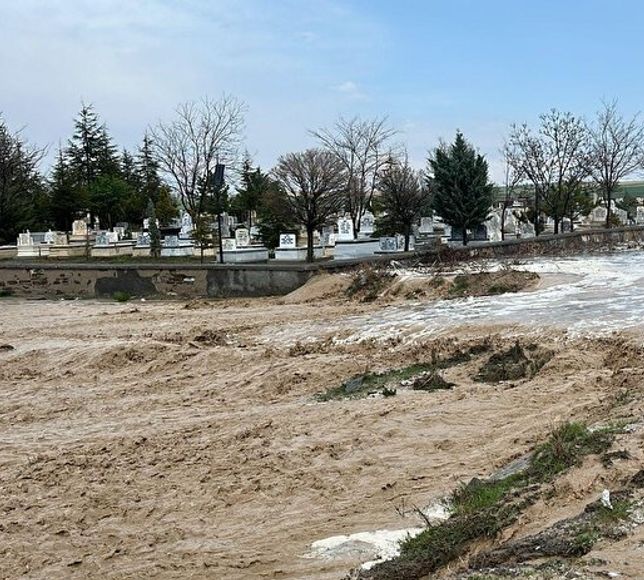 Yağmur duası sırasında ilçeyi sel bastı!