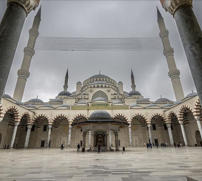 İstanbul’da okul ve camiler halka açıldı