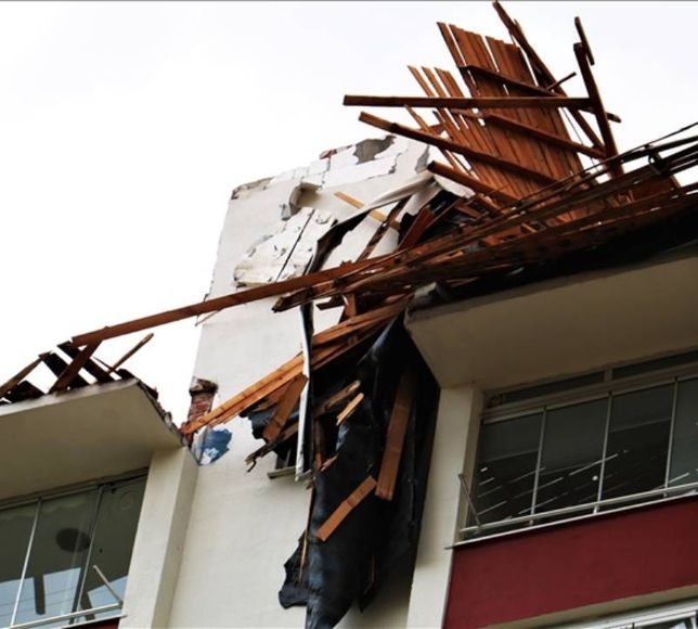 İstanbul Valiliği'nden fırtına bilançosu: 23 çatı uçtu