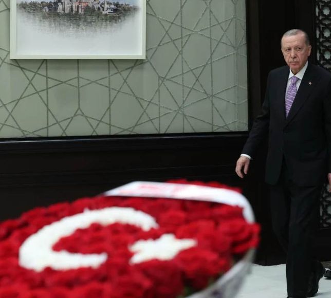 Bahçeli kabine toplantısına Türk bayraklı çiçek gönderdi