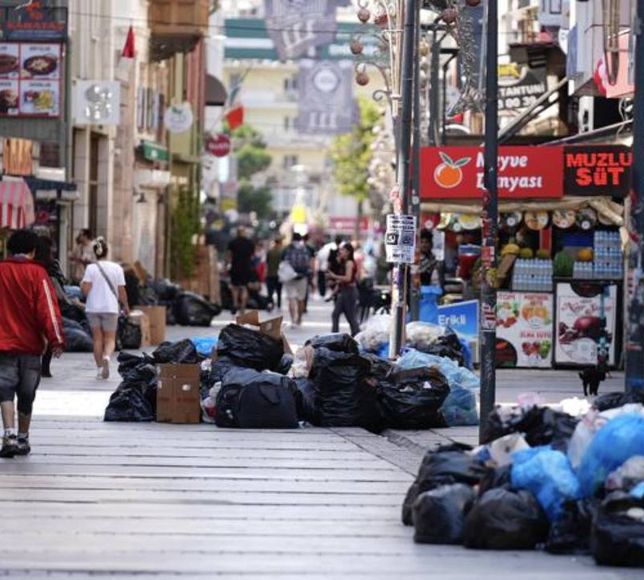 İzmir'deki grev 4'üncü gününde... Çöpler yollara taştı