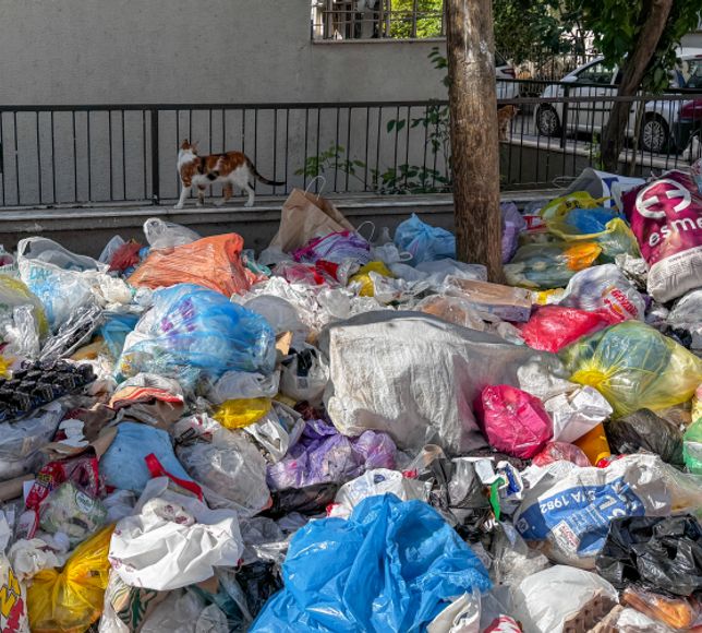 İzmir’de çöpler dağ oldu! ‘Kapak da olsa oy veririm’ diyenler sessiz