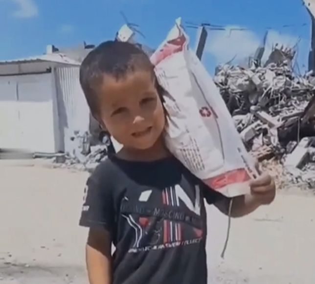 Gazze'de yürek burkan görüntü: Boyundan büyük yükün altına girdi