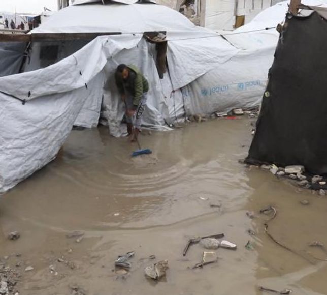 Gazze'de binlerce çadırı su bastı!