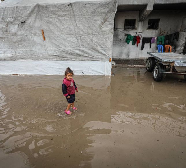 Bu kez de sel vurdu: Gazze'de çadırlar sular altında