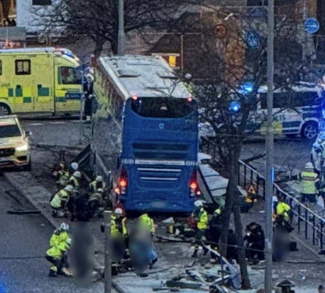 İsveç'te otobüs durağa daldı: Ölü ve yaralılar var