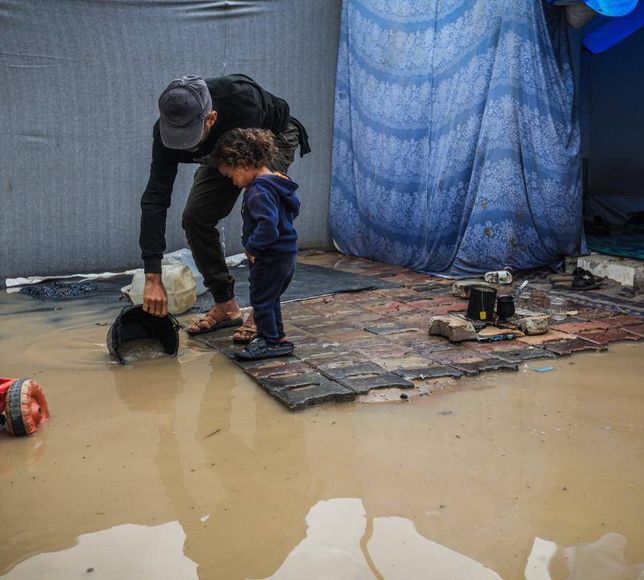 Gazze'de binlerce çadır su altında kaldı