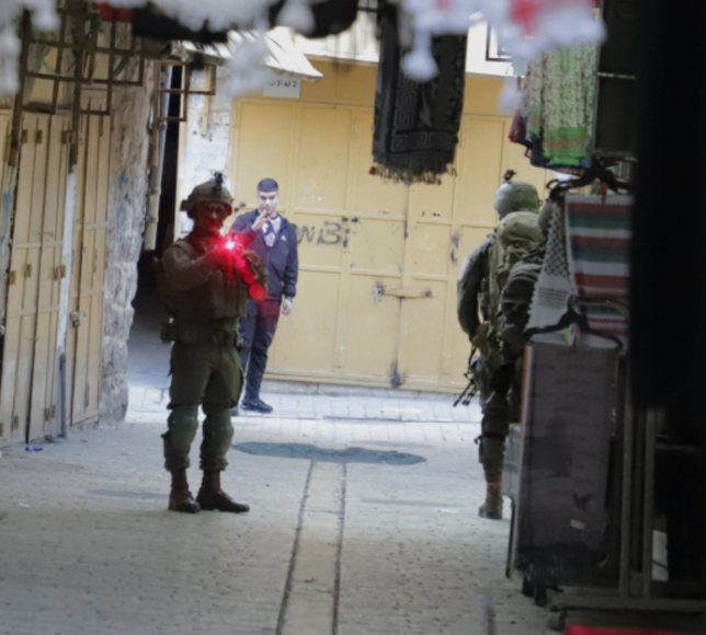 İsrailli işgalciler Batı Şeria'da Filistinlilere saldırıyor