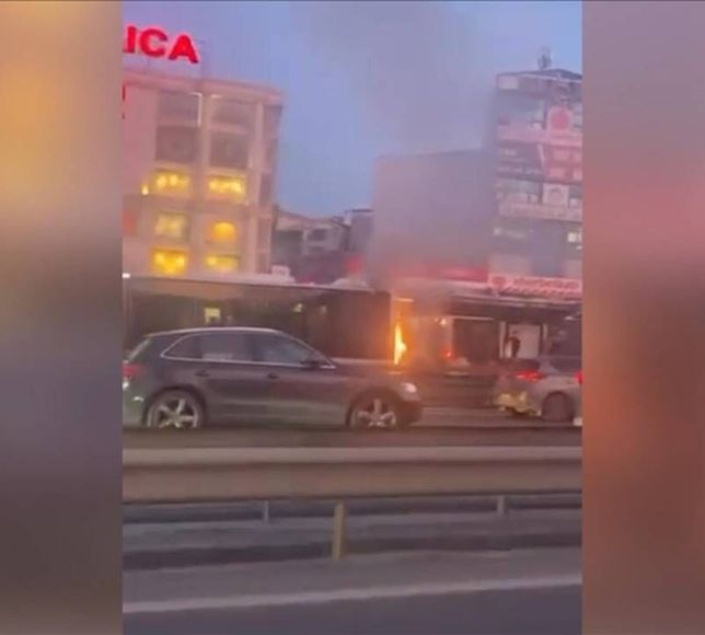 İstanbul'da yana yana otobüs kalmadı! Bir tane daha...