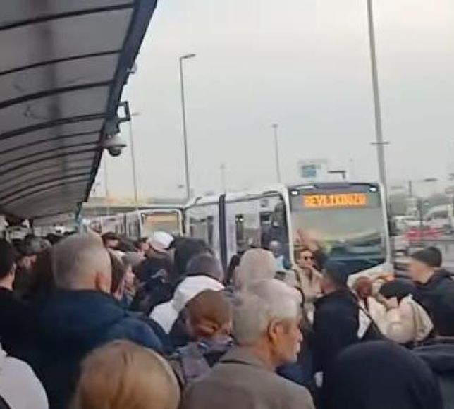 İstanbul'da facia! Durakta bayılan çocuk metrobüsün altında kaldı
