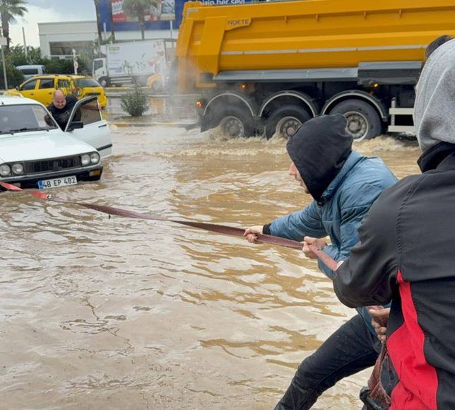 Bodrum'u sağanak vurdu! Caddeler göle döndü