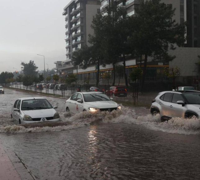 Antalya'yı sağanak vurdu! Rögarlar taştı, yollar göle döndü