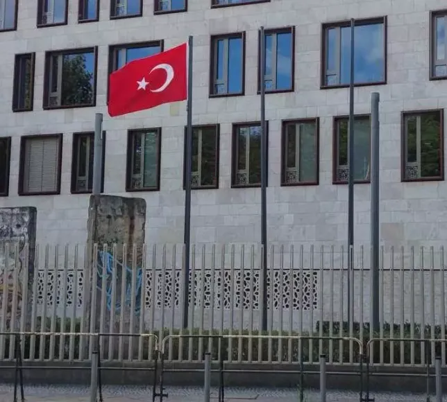 Türkiye'nin Berlin Büyükelçiliği'ne boyalı saldırı