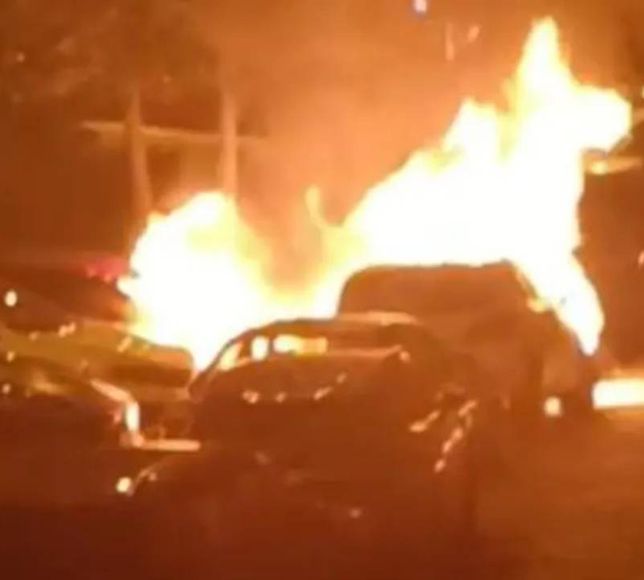 Beşiktaş'ta park halindeki dört araç alev alev yandı