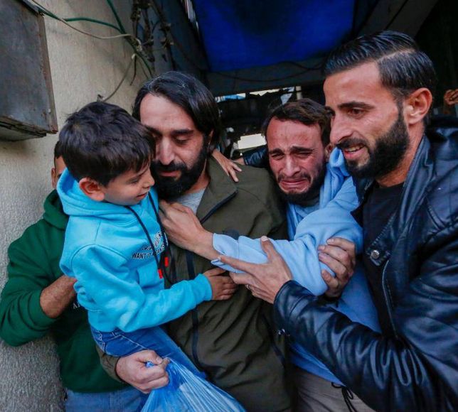 Katil İsrail 7 Filistinli esiri daha serbest bıraktı