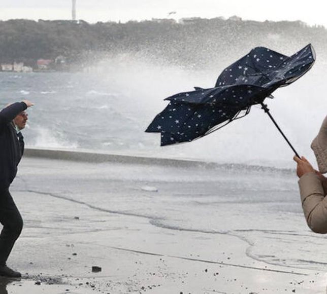 İstanbul'da şiddetli fırtına hayatı olumsuz etkiliyor