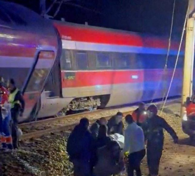 İspanya'da iki hızlı tren raydan çıktı!