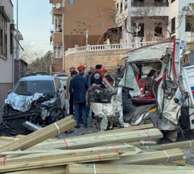 Beykoz kamyon eve çarptı: 2 ölü