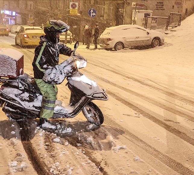 İstanbul'da şiddetli kar!  Ağır taşıtlara ve kuryelere yasak geldi