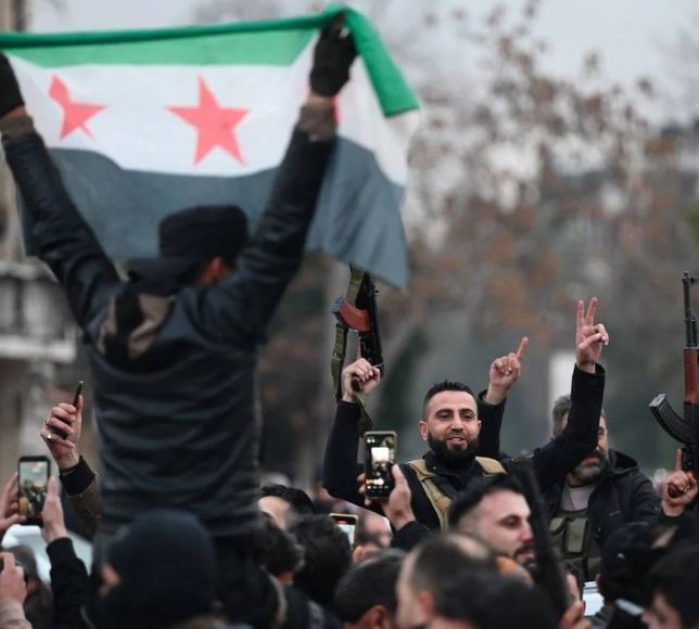 YPG'li teröristlere Halep'te Bozkurt işareti